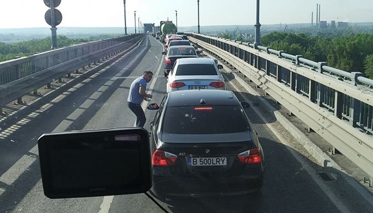 Трафикът е интензивен на вход за леки автомобили Трафикът е интензивен на вход за леки автомобили