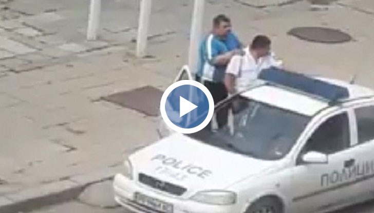 Будни граждани заснеха видео, в което цивилен мераклия нежно масажира полицай