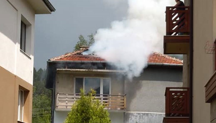 Част от покрива е изгоряла напълно