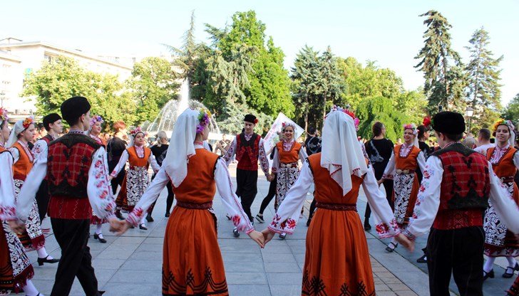 На фона на българска народна музика всички извиха шарени хора