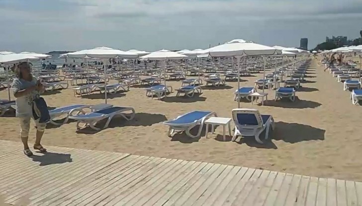 Междувременно по граничните пунктове към Гърция и Турция "бягащите" на юг туристи са много повече от минали години Междувременно по граничните пунктове към Гърция и Турция "бягащите" на юг туристи са много повече от минали години