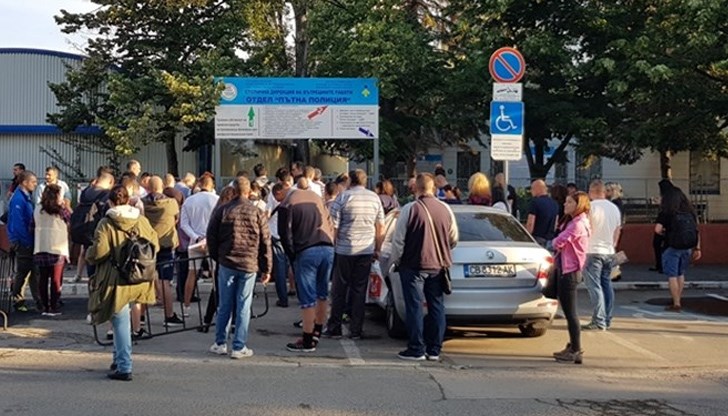 6-часови опашки, издаване на неверни документи, грубост и измислени услуги 6-часови опашки, издаване на неверни документи, грубост и измислени услуги