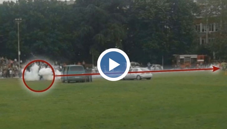 Снарядът хвърчи като огнено торпедо към малчуганите