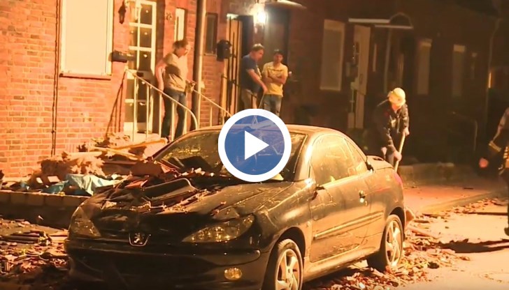 Стихията вдигнала във въздуха голяма шатра,която паднала и затиснала хора