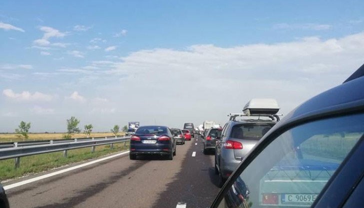 Ударили са се два леки автомобила при виадукта край Вакарел Ударили са се два леки автомобила при виадукта край Вакарел