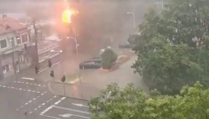 Зарядът се стовари върху дърво на тротоара, на метри от търговски обект