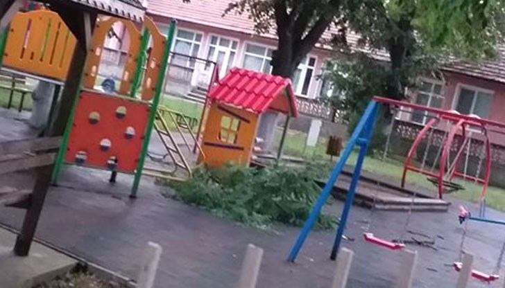 Клони рухнаха в двора на детската градина