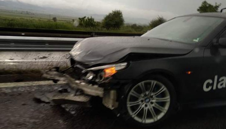 Едната кола е забита в мантинелата в скоростната лента, а другата запушва аварийната