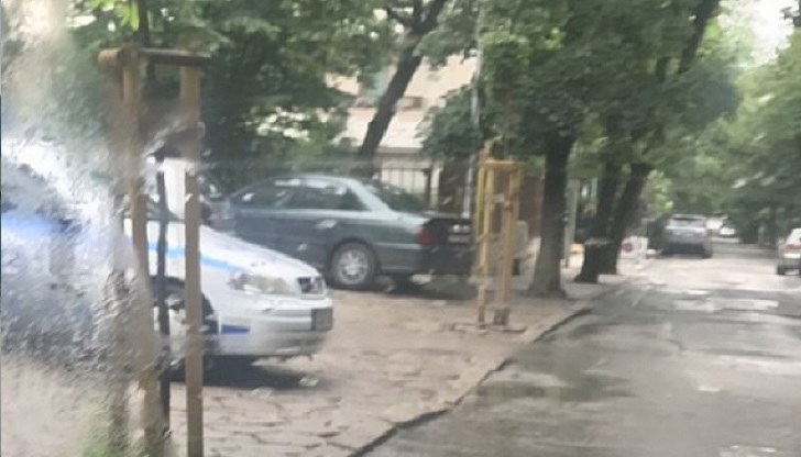 Патрулка стои пред блока на Цветанов от близо две седмици
