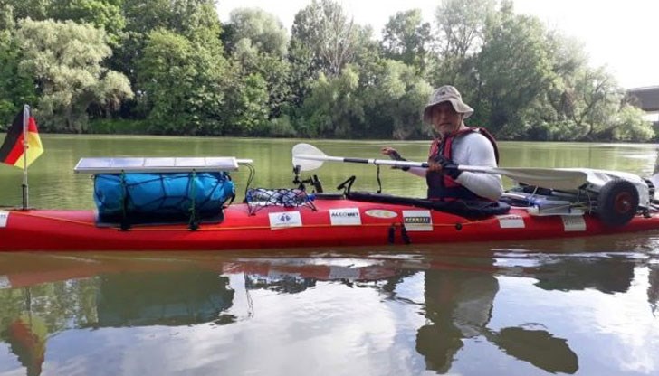 Авантюристът ще плава по реката в режим на оцеляване и ще се изхранва с риба от реката и каквото намери по крайбрежието Авантюристът ще плава по реката в режим на оцеляване и ще се изхранва с риба от реката и каквото намери по крайбрежието