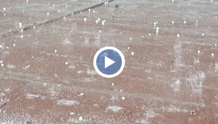 Ледени късове с големината на грахово зърно се посипаха от небето