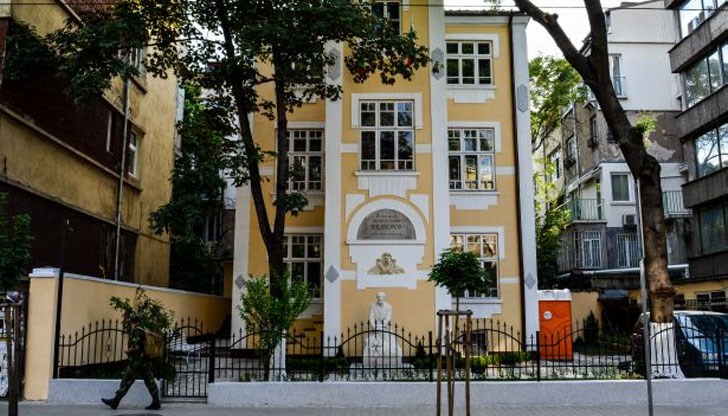 Министър Банов да придобие Яворовата къща с „надвзетите“ пари от партийните субсидии, за да бъде тя съхранена за поколенията в автентичния й вид, предлагат от гражданското сдружение Министър Банов да придобие Яворовата къща с „надвзетите“ пари от партийните субсидии, за да бъде тя съхранена за поколенията в автентичния й вид, предлагат от гражданското сдружение