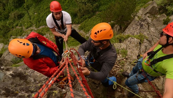Момиче е паднало от морена в района на Златните мостове и е получило травма на гърба Момиче е паднало от морена в района на Златните мостове и е получило травма на гърба