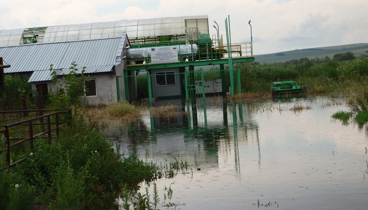Придошлите води са нанесли сериозни материали щети на сградния фонд, а посевите са затлачени