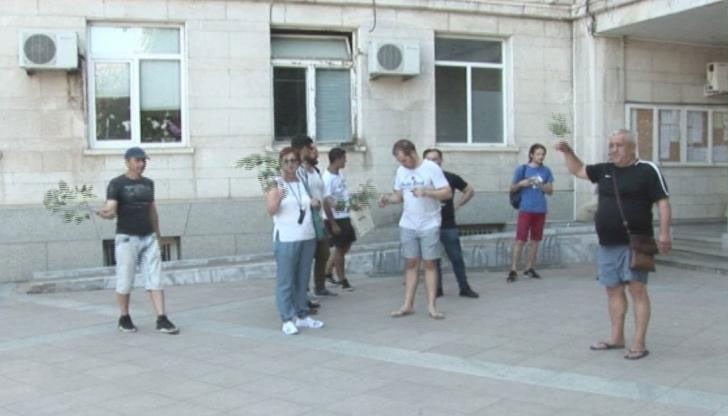 Според тях, работа на общинската администрация в борбата с хапещите насекоми е неефективна