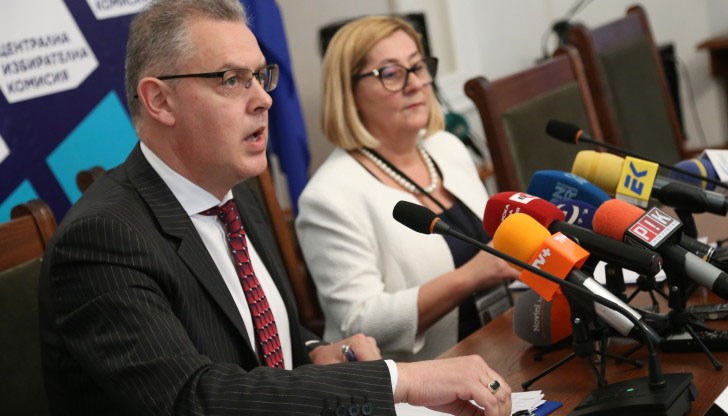 Въпросът бе повдигнат след като социолога Михаил Мирчев заяви, че ЦИК е излъгала като е дала мандат на "Демократична България"