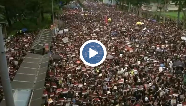 Стотици хиляди настояват за пълното премахване на закон, позволяващ екстрадирането на хора от града в континентален Китай