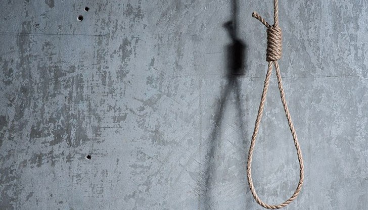 Тялото на 40-годишния мъж е открито да виси на въже в дома на родителите му