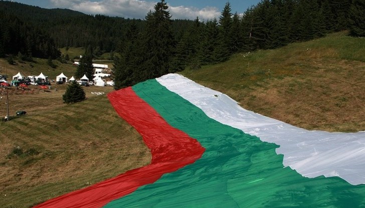 Флагът е с размери 21 м ширина и 300 м дължина