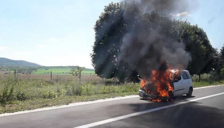Гори „Тойота“ с варненска регистрация