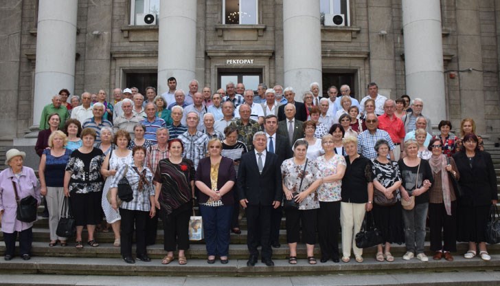 Това стана по време на традиционната среща на Академичното ръководство с пенсионираните преподаватели и служители