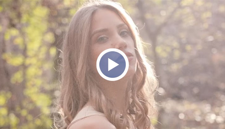 Парчето е в дует с Влади от Бургас