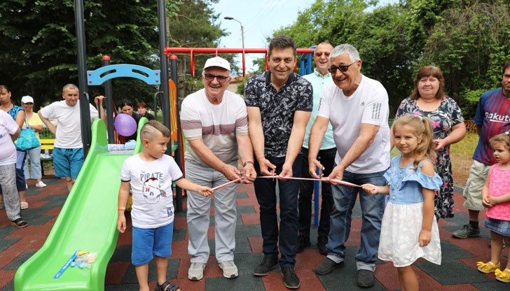 Лентата демонстративно бе резната от Андриан Райков