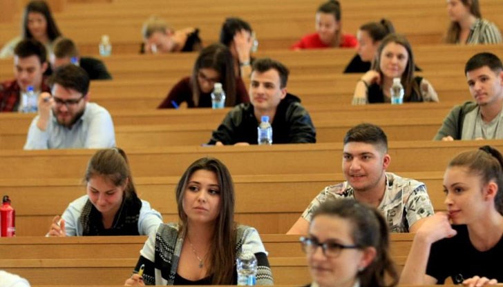 800 бъдещи студенти се потят и над темата "Софроний Врачански - книжовна и политическа дейност"
