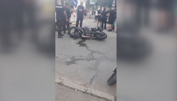 Водачът на мотора е карал в бус лентата