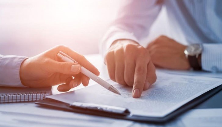 Има ли право работодателят да ме назначава със срок на изпитване, при положение че работя над 10 години в тази фирма?