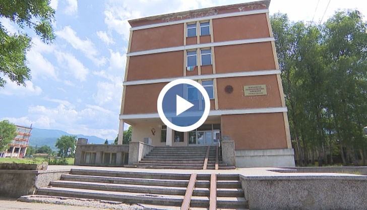 Директорът и преподаватели твърдят, че сградата е била заключена заради проверката, а децата - стресирани