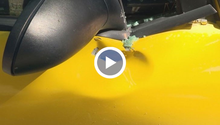 Платно от строителен обект падна върху лек автомобил