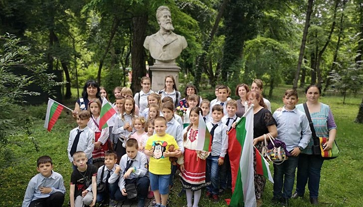 Учениците бяха единствените русенчета, които участваха в официалната церемония с патриотични песни и рецитал на стихотворения