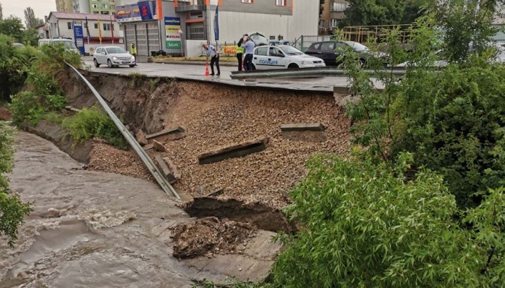 Паднала е и крайпътната мантинела Паднала е и крайпътната мантинела