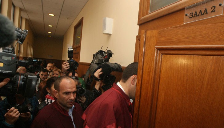 Красимир Томов е обвинен като участник в организирана престъпна група, ръководена отпредседателя на ДАБЧ Петър Харалампиев, в която са участвали и други лица, и която е била създадена с цел издаване на удостоверения за български произход на чужденци срещу подкупи