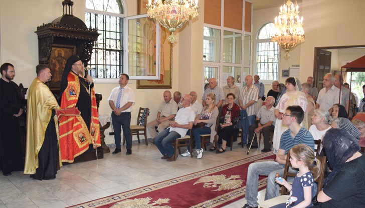По традиция бе осветено петохлебие, което се раздаде на християните за благословение, сред които бяха и гости от Община Кирнодж, Румъния