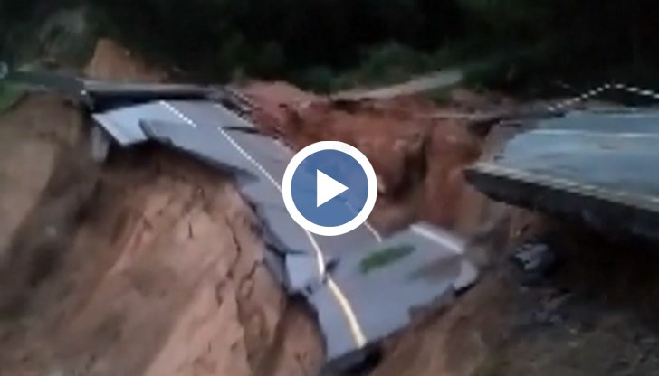 Магистрала се срути след дни на проливни дъждове в Източен Китай