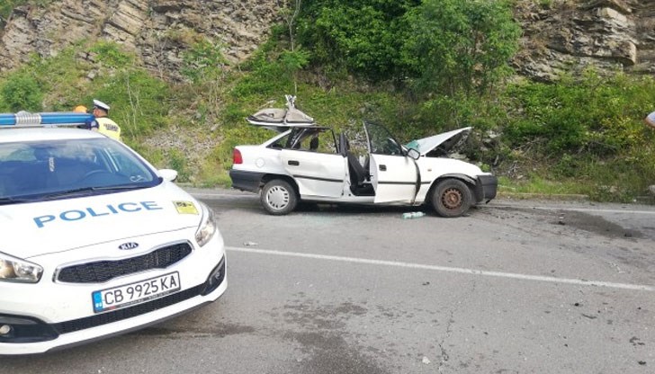 Челният удар между Опел и товарен микробус „Мерцедес“ взе жертва