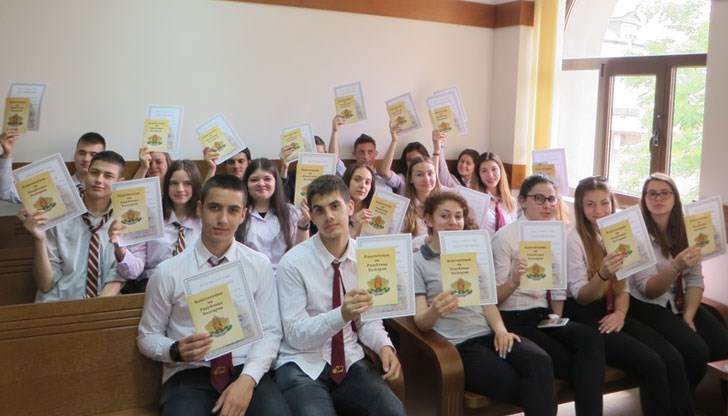 Магистратите дариха речници, правна, учебна, художествена и мотивационна литература на Професионална гимназия по икономика и управление „Елиас Канети“ и Английска езикова гимназия „Гео Милев“