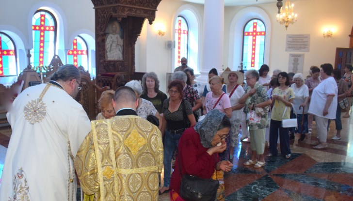 Митрополит Наум отслужи света литургия