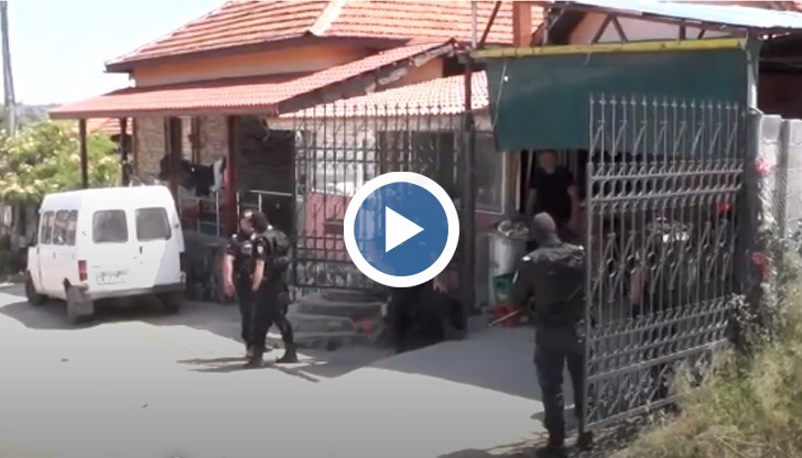 Част от задържаните са роднини