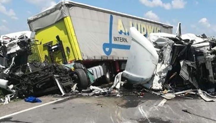 Загинали са двама шофьори, единият от които е българин