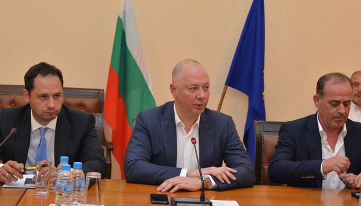 Настояваме отново да бъдат разгледани на първо четене законодателните предложения по отделните досиета на Пакета за мобилност, заяви Желязков Настояваме отново да бъдат разгледани на първо четене законодателните предложения по отделните досиета на Пакета за мобилност, заяви Желязков