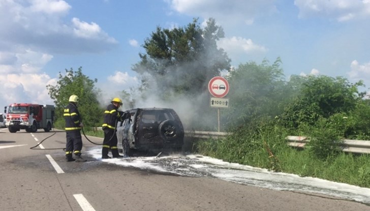 "Хонда" се запали в движение преди разклона за Иваново