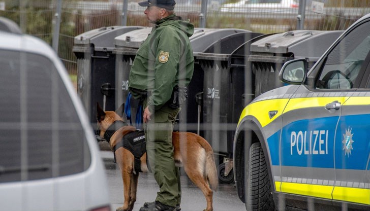 Тълпа от около 30 души започнала да обижда служителите на реда, стигнало се до ръкопашен бой, като полицаите дори били замеряни с велосипеди Тълпа от около 30 души започнала да обижда служителите на реда, стигнало се до ръкопашен бой, като полицаите дори били замеряни с велосипеди