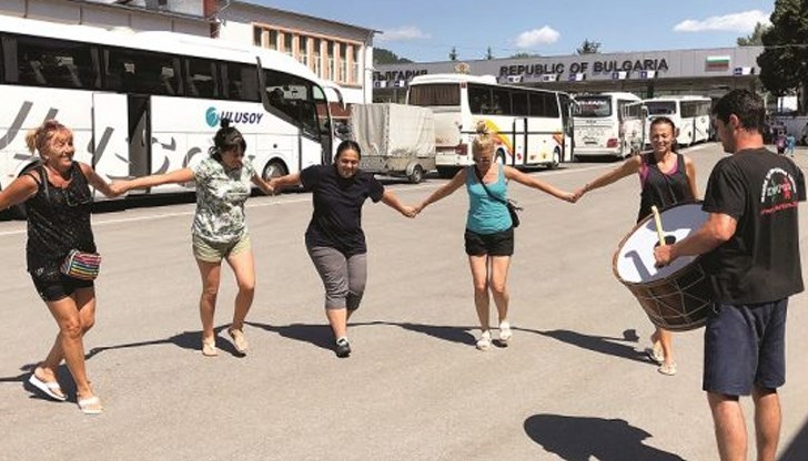 Българи решиха да тропнат едно хоро, за да минава по-бързо времето Българи решиха да тропнат едно хоро, за да минава по-бързо времето