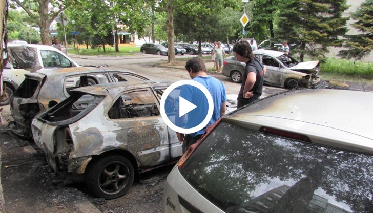 Чували са се множество гърмежи от пламналите автомобили, предимно от пукането на гумите