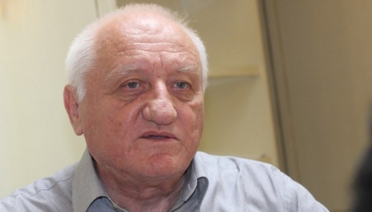 Премиерът и двама-трима министри обикалят с джипка по страната и питат срещаните – Как сте? Как сте? Работите ли? А така! Браво!.. Премиерът и двама-трима министри обикалят с джипка по страната и питат срещаните – Как сте? Как сте? Работите ли? А така! Браво!..