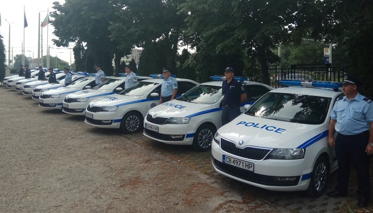 Ключовете на общо 10 такива патрулни коли бяха символично връчени на полицейските служители от комисар Илиян Енчев
