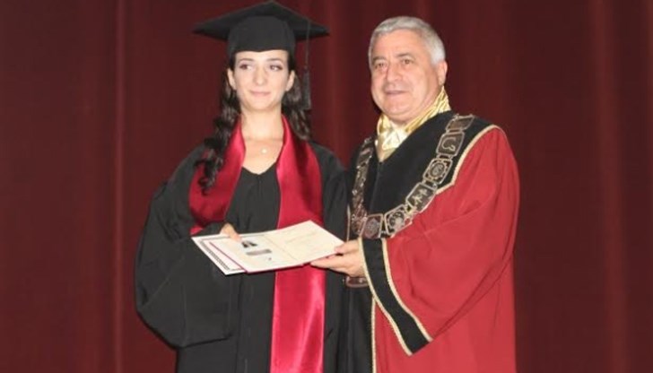 60 са били в редовна форма на обучение, а 45 в задочна